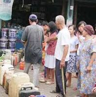 ANTRIAN MINYAK TANAH MENYAMBUT HARI PROKLAMASI KEMERDEKAAN RI