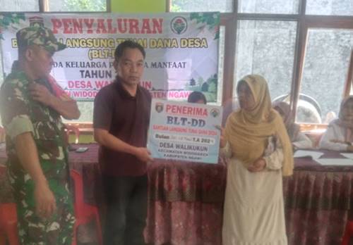 Penyaluran Perdana, Pemdes Walikukun Ngawi Salurkan BLT-DD 2024 Bagi 30 Penerima Manfaat
