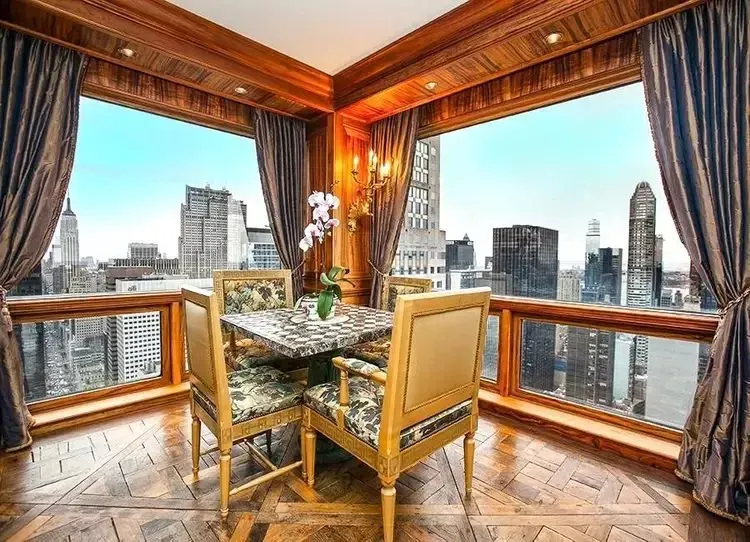 Cristiano's apartment in Trump Tower, New York Cristiano Ronaldo has bought an apartment on the top floor on Fifth Avenue in Trump Tower, and it is considered one of the best luxury residences in the world, catering to public figures, athletes, celebrities and other wealthy individuals. Ronaldo's apartment in New York has a good view of the Empire State Building, the Hudson River and Central Park, and was previously owned by Italian businessman Alessandro Proto.