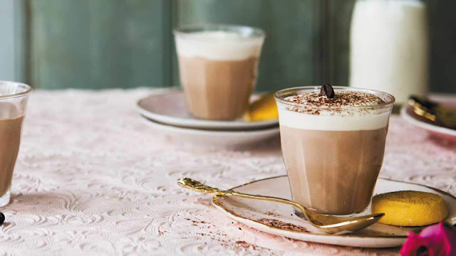 Latte được pha từ Espresso và sữa nóng theo tỉ lệ: 1/3 cà phê, 2/3 sữa, ở trên có lớp bọt dày khoảng 1 cm. Người Italy uống Caffé Latte trong một cốc to, thậm chí bằng bát. Thứ đồ uống này thường được dùng vào bữa sáng.    Caffé Latte tương tự Cafe Au Lait của Pháp, chỉ khác là Cafe Au Lait có tỉ lệ một phần sữa và hai phần cà phê.