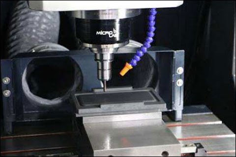What are the main causes of errors in the machining of mechanical parts?