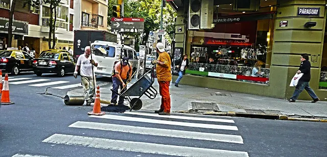 Obreros repoarando bache