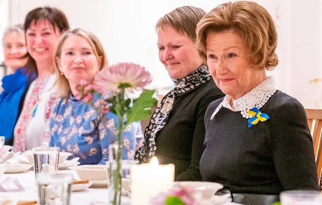 Queen Sonja of Norway visited a gathering attended by Ukrainian refugees in Oslo. Queen Sonja wore a gray wool midi dress