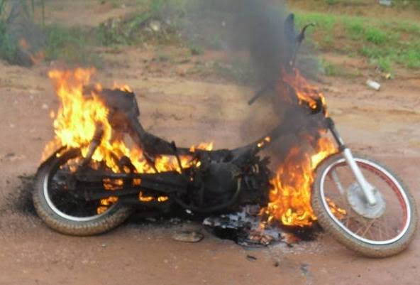 População espanca suspeito de furtos e coloca fogo em motocicleta