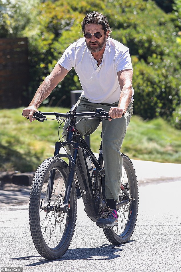 Gerard Butler - Bike ride