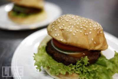 Hati-hati Ada Ular Dalam Burger [ www.BlogApaAja.com ]