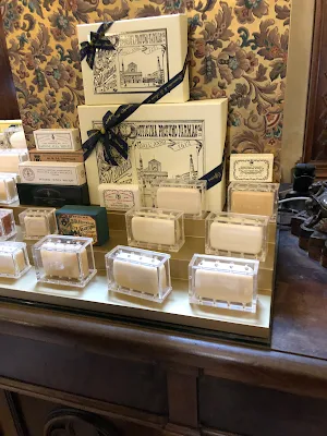 サンタ・マリア・ノヴェッラ薬局 (Officina Profumo-Farmaceutica di Santa Maria Novella Firenze)内部風景