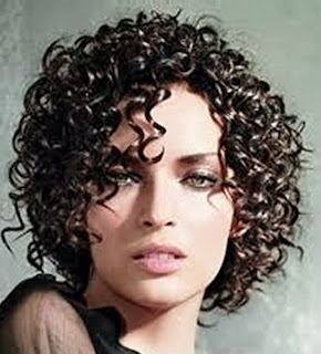Cute Curly Frisuren für schwarze Frauen