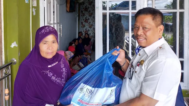 Ketua DPRD Pasbar Bagikan Paket Sembako Bagi Warga Terdampak Covid-19 di Ujung Gading.