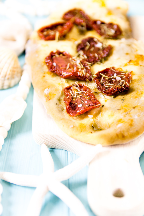 Rezept für frisch gebackenes Focaccia mit getrockneten Tomaten |  titatoni.de