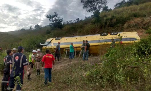 Tragédia: Ônibus da Itapemirim despenca em barranco no Norte de MG. PRF confirma mortes