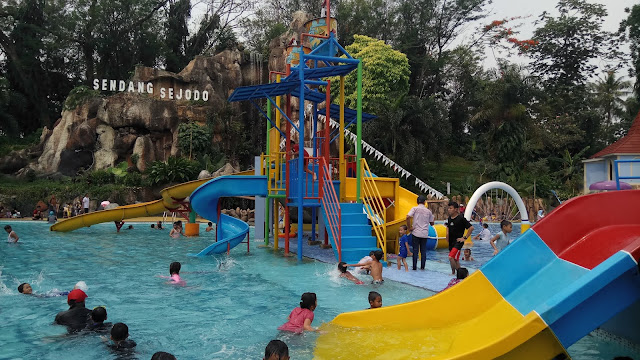 SS Waterpark TMII, Kolam Renangnya Anak-Anak Banget