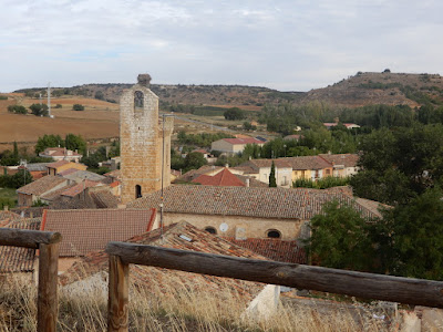 Vista de la iglesia de San Pedro desde el Castillo. Al fondo la cuesta de Morostes