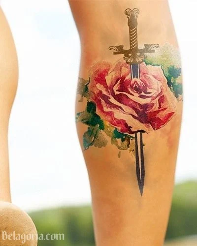 Un tatuaje de espada para mujer