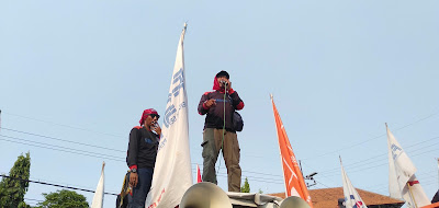 Konfederasi Serikat Pekerja Indonesia Gelar Demonstrasi di Depan Gedung DPRD Jatim