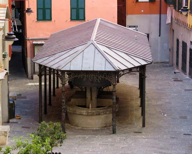 Truogoli di Santa Brigida (Santa Brigida washing places), Piazza dei Truogoli di Santa Brigida, Genoa