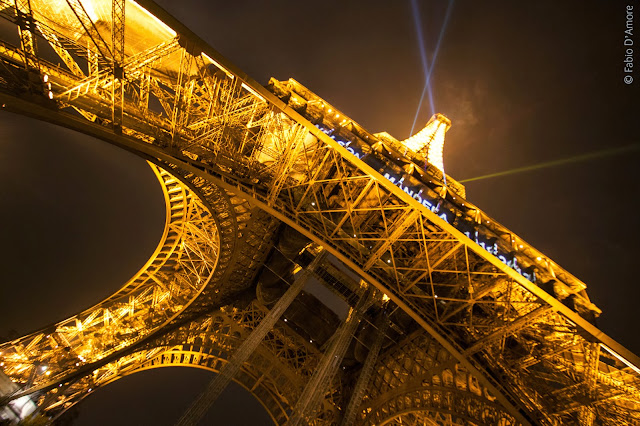 Tour Eiffel di notte-Parigi