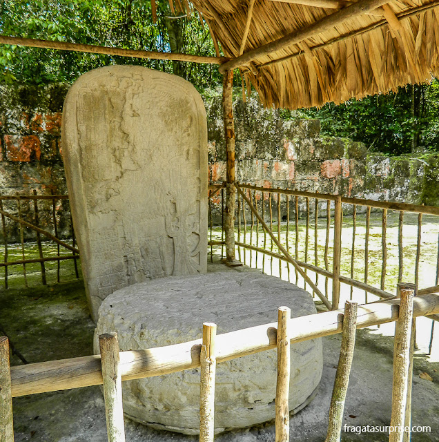 Estela de pedra com a imagem do rei Chitam em Tikal, Guatemala