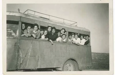 طالبات مدرسة بيرزيت داخل حافلة خلال رحلة مدرسية ترفيهية في العام الدراسي 1947-1948.