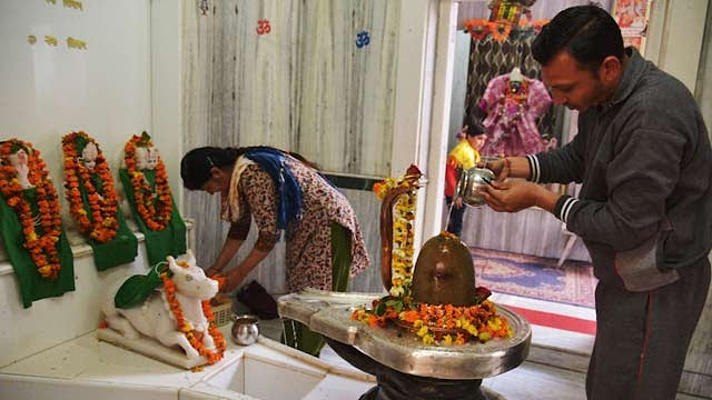 giving water to shivling 