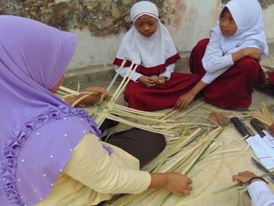 Langkah 4 pembuatan besek/piti mulai membuat anyaman dasar untuk membuat besek bambu