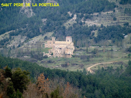 El monestir de Sant Pere de La Portella des de sota mateix del cim del Serrat de Sant Isidre