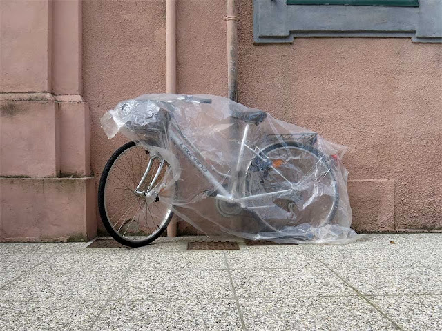 Bicicletta coperta, scuola elementare Benci, Livorno