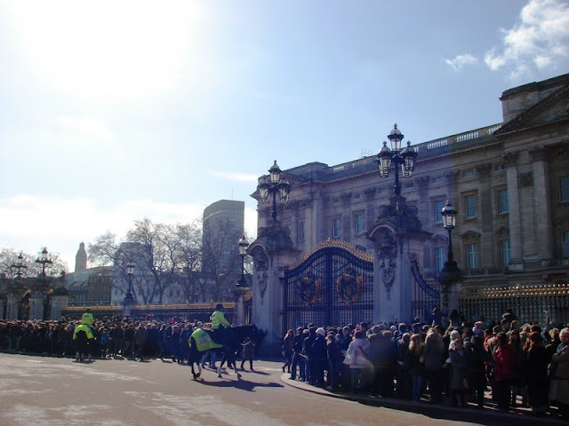 Europa com criança - Londres. Troca de guarda