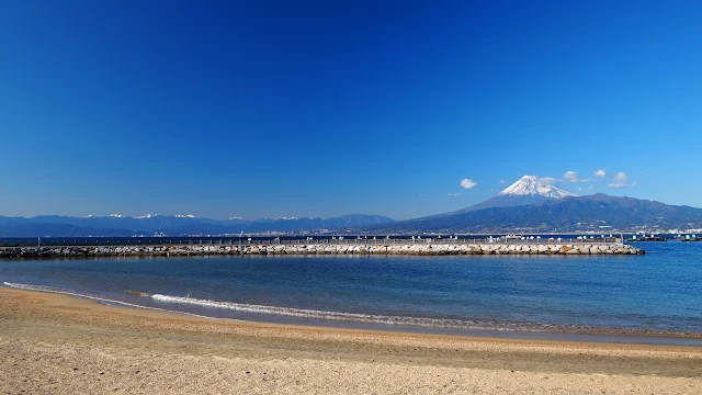 伊東から冷川峠を越えて筏場のわさび田に寄り、船原峠（土肥峠）に上がって西伊豆スカイラインを戸田峠へ。らららサンビーチに下って沼津まで走るサイクリングコース