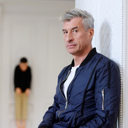 El artista italiano Maurizio Cattelan vende un plátano por más de 2 millones de pesos