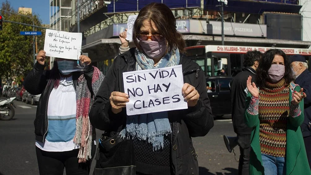 Docentes realizan 'semaforazo' de protesta en contra de presencialidad en escuelas porteñas