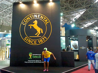 show com brincadeira no stand da Continental pneus