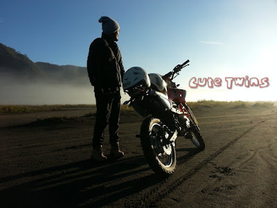 naik motor trail ke bromo