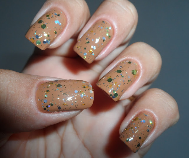 Esmalte Curva Bege + Cristais Dourados