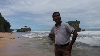 Eating processed findings While Enjoying sea waves Kukup Beach, Paradise Beach earth Jogyakarta