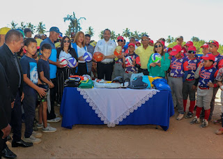 INEFI entrega utilería deportiva en Punta   Torrecilla de los Mameyes, Santo Domingo Este