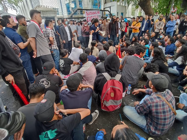 Tolak Kenaikan BBM, Ratusan Massa GMNI Geruduk DPRD Sumut