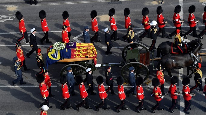 Felravatalozták a királynő koporsóját a londoni parlamentben
