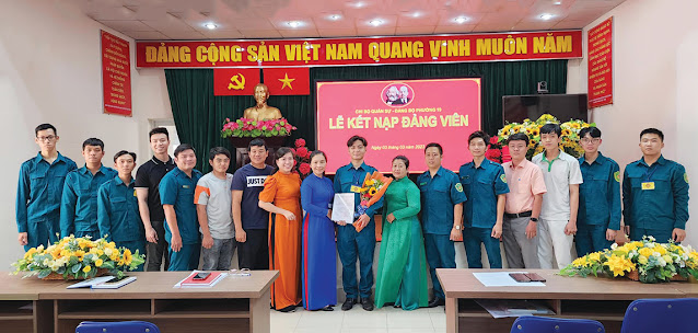 Lãnh đạo Phường 19, chiến sĩ dân quân chụp ảnh lưu niệm  cùng đảng viên mới Nguyễn Hướng Thanh Huy. (Ảnh: M. Nhật)