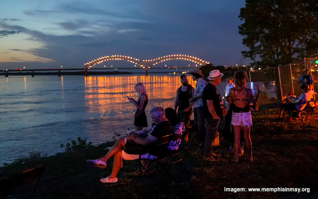 Entardecer à margem do Rio Mississípi