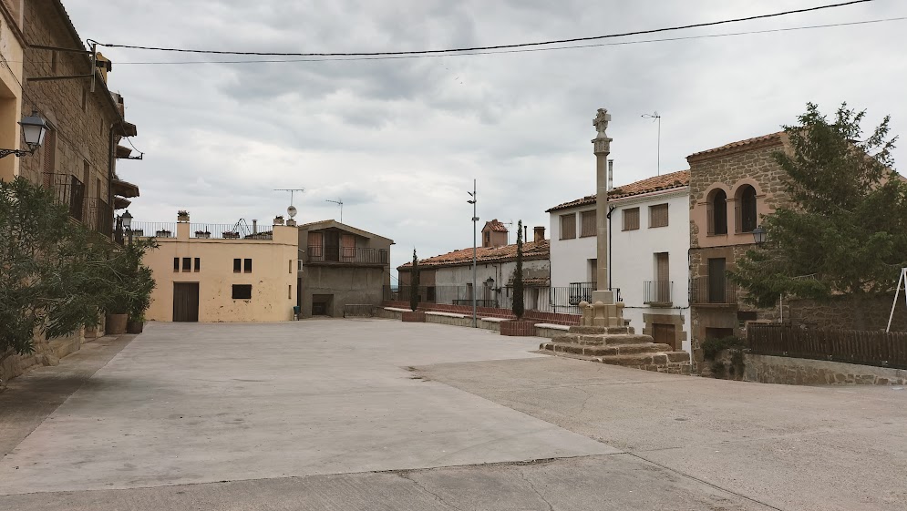 Plaça i creu de terme