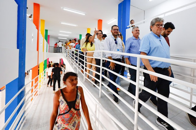 João Azevêdo inaugura travessias urbanas e inspeciona obras da educação em Serra da Raiz, Duas Estradas e Caiçara