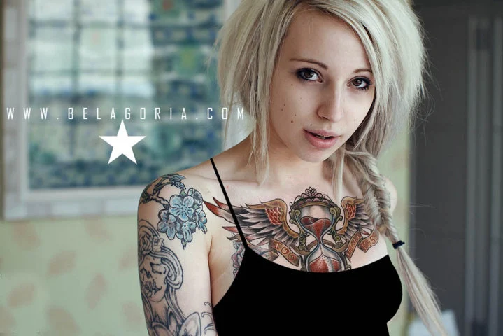 vemos la foto de una rubia tatuada con reloj de arena