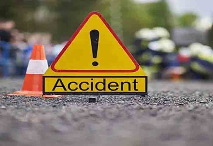 Mangalore, Karnataka, Accident, Parents, Dead, Injured, Panchayath, Bus, Car, Hospital, Treatment, Police, Case, Top-Headlines, Boy dead in car-bus collision.