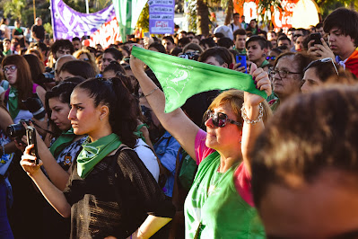 Los chicos del pañuelo verde: El nuevo rol del varón en el feminismo.