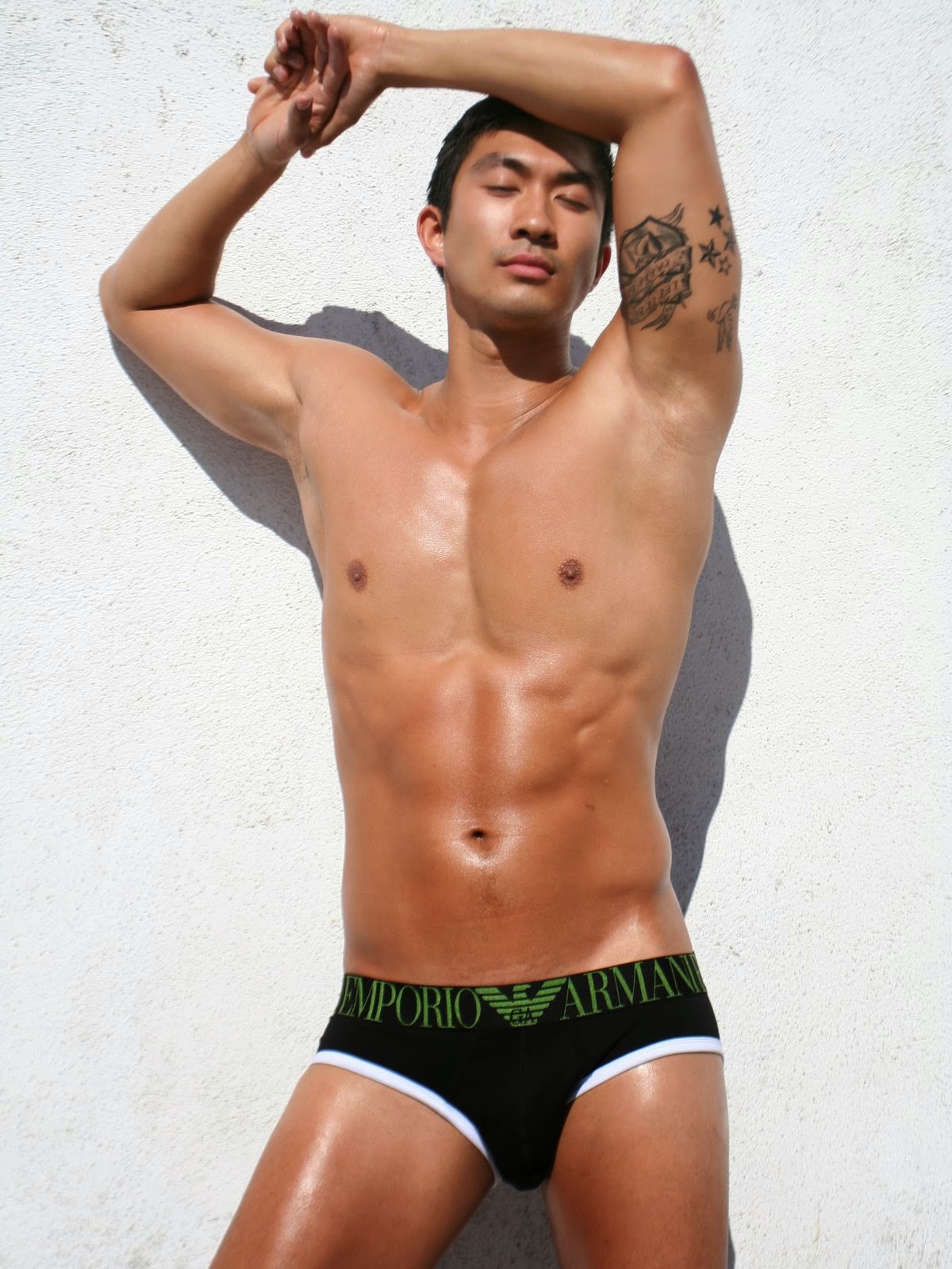 http://gayasiancollection.com/hot-asian-hunk-ronnie-woo/