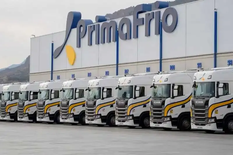 Dezenas de caminhões Scania enfileirados em frente a sede do Grupo Primafrio