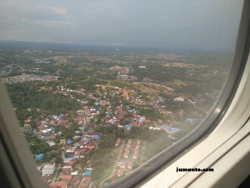 Foto Kota Balikpapan dari Jendela Pesawat Pemandangan 