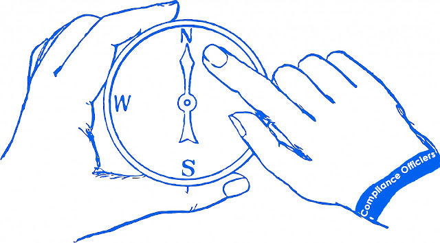 manos de compliance officiers señalando el norte en una brújula