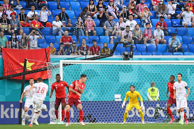 El disparo de Jordi Alba, tras tropezar en Zakaria, se envenenaría para convertirse en el gol de España. SELECCIÓN DE ESPAÑA 1 SELECCIÓN DE SUIZA 1. En los penaltis: ESPAÑA 3 SUIZA 1. 02/07/2021. Eurocopa 2020, 16ª edición, cuartos de final. San Petersburgo, Rusia,estadio Krestovsky. GOLES: 0-1: 7’, Zakaria en propia puerta, al desviar un disparo de Jordi Alba. 1-1: 68’, Shaquiri.